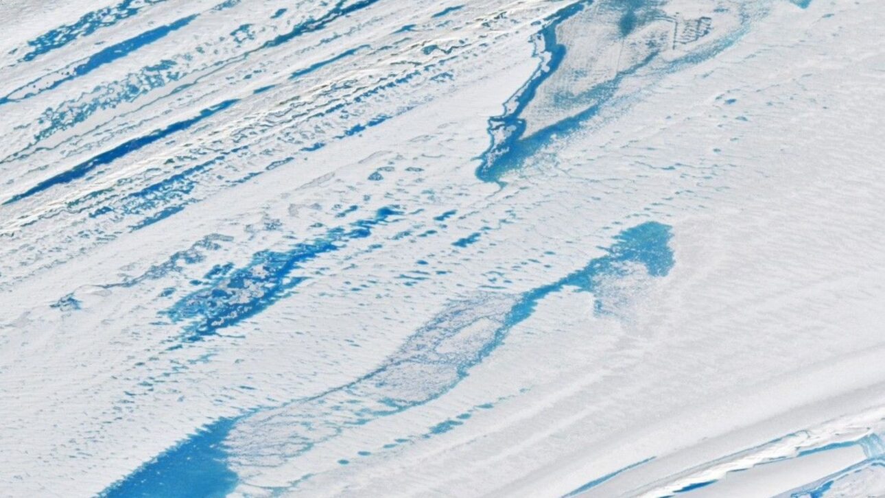Degelo superficial aparece na plataforma Amery, na Antártida, em imagem Landsat com água líquida sobre o gelo. (Imagem: NASA/USGS)