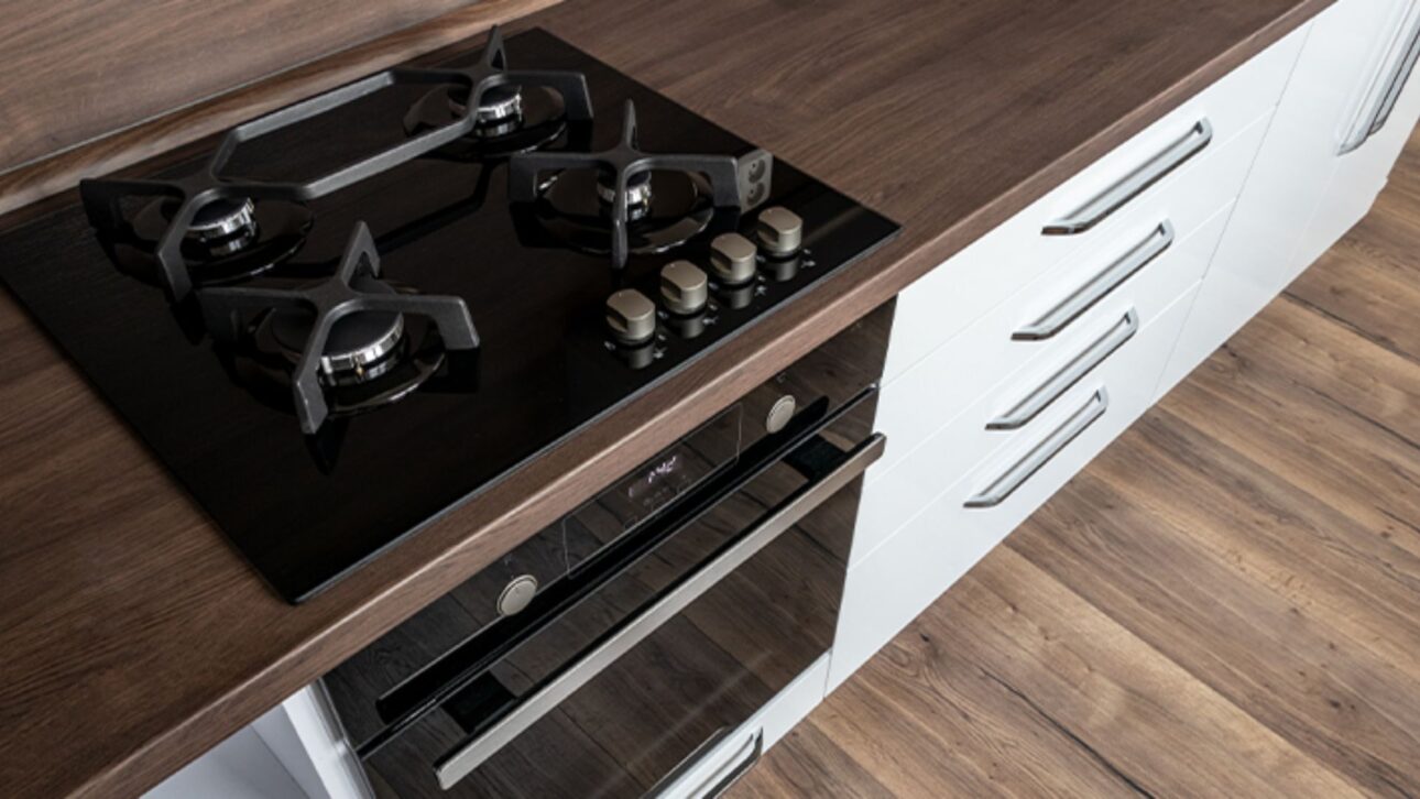 Cooktop e forno embutido ganham espaço em cozinhas modernas e mudam o layout, a circulação e a rotina do preparo.