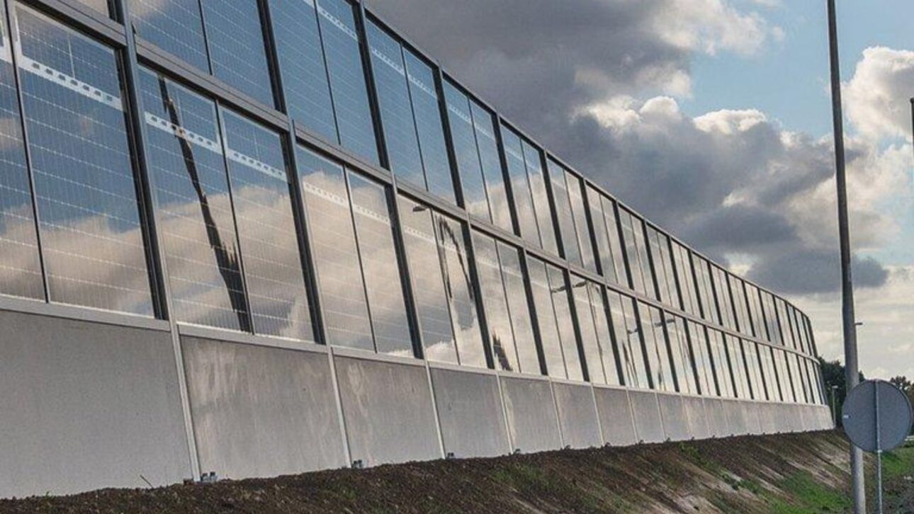 Holanda transforma barreiras acústicas de rodovias em usinas solares para gerar energia limpa sem ocupar novas áreas.