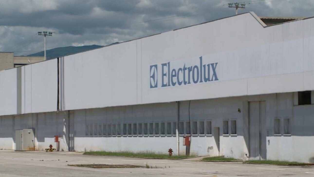 Electrolux aprova pacote bilionário após fechar fábrica e cortar 1,7 mil vagas na Itália em meio à crise global do setor.