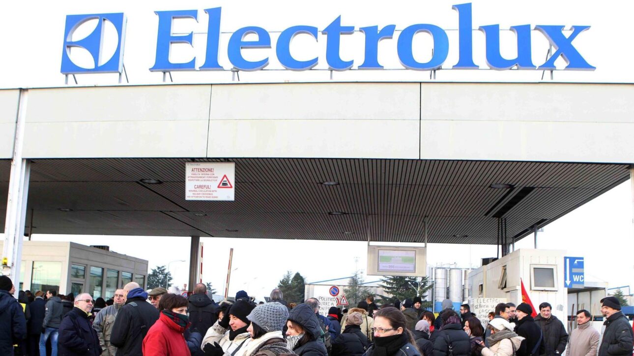 Electrolux aprova pacote bilionário após fechar fábrica e cortar 1,7 mil vagas na Itália em meio à crise global do setor.