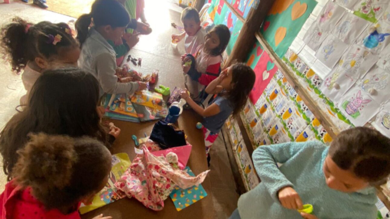 Projeto usa caixas de leite reutilizadas para revestir casas de madeira com frestas e proteger famílias em moradias precárias no Brasil.