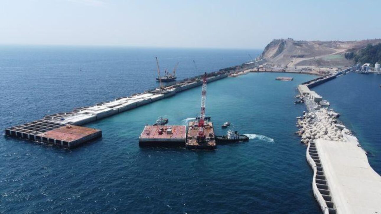 Coreia do Sul instala caixões gigantes no mar para criar a base do Aeroporto de Ulleung em uma ilha sem área plana.