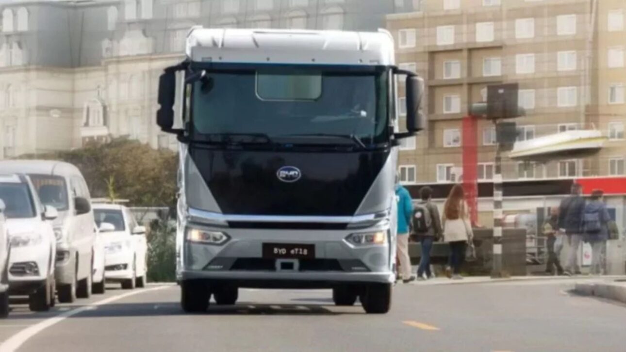 BYD testa caminhões elétricos pesados no Brasil com autonomia de 220 km e recarga em 10 minutos na fábrica da Bahia.