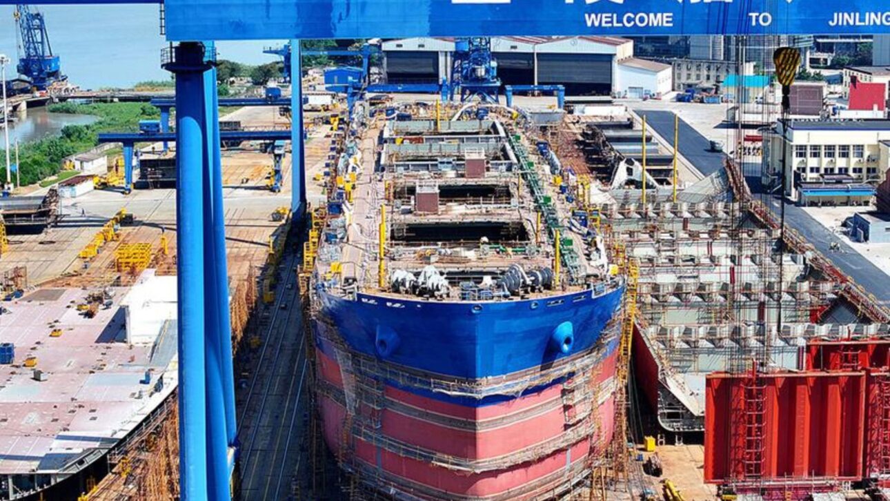 China amplia liderança na construção naval com 84,9% das encomendas globais de navios no 1º trimestre de 2026.