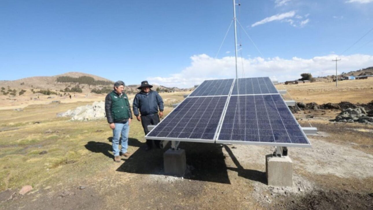 Painéis solares flutuantes irrigam pastos nos Andes peruanos e ajudam famílias rurais a enfrentar seca e falta de água.