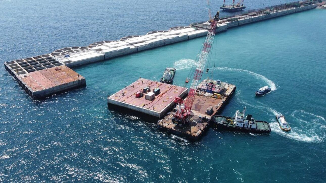 Coreia do Sul instala caixões gigantes no mar para criar a base do Aeroporto de Ulleung em uma ilha sem área plana.