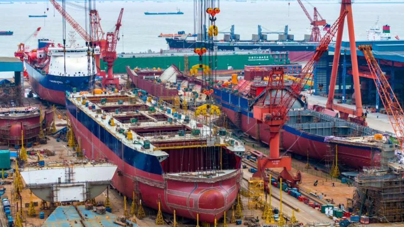 China amplia liderança na construção naval com 84,9% das encomendas globais de navios no 1º trimestre de 2026.