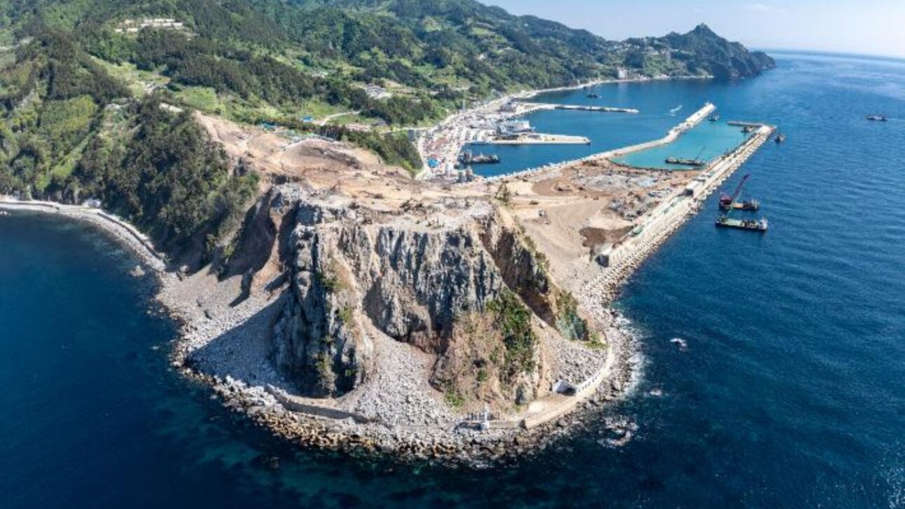 Coreia do Sul instala caixões gigantes no mar para criar a base do Aeroporto de Ulleung em uma ilha sem área plana.