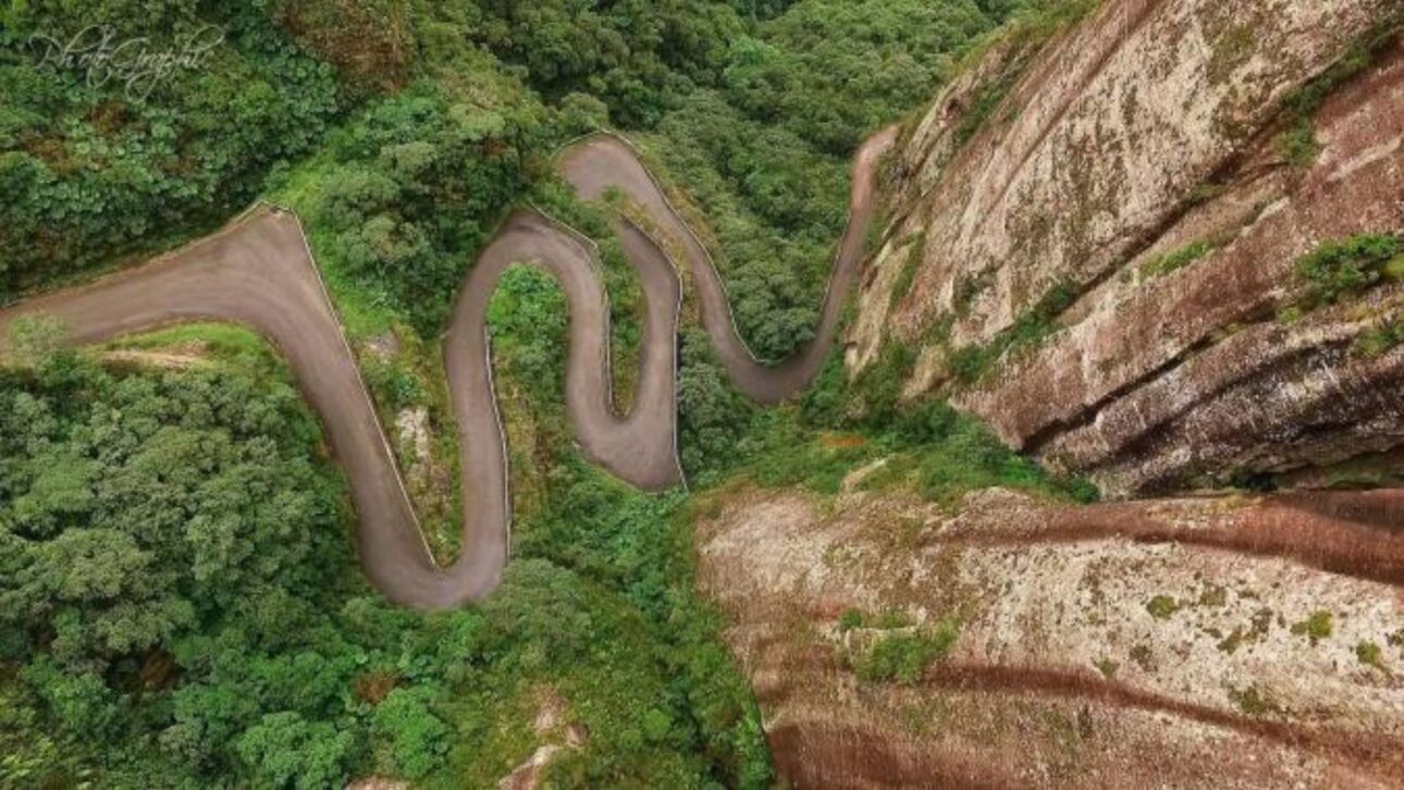 Serra do Corvo Branco revela corte de 90 metros em rochas de 160 milhões de anos e paisagens impressionantes em SC.