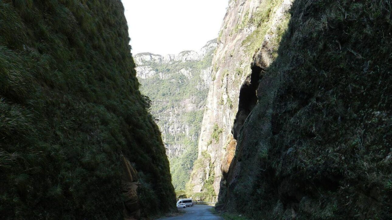 Serra do Corvo Branco revela corte de 90 metros em rochas de 160 milhões de anos e paisagens impressionantes em SC.