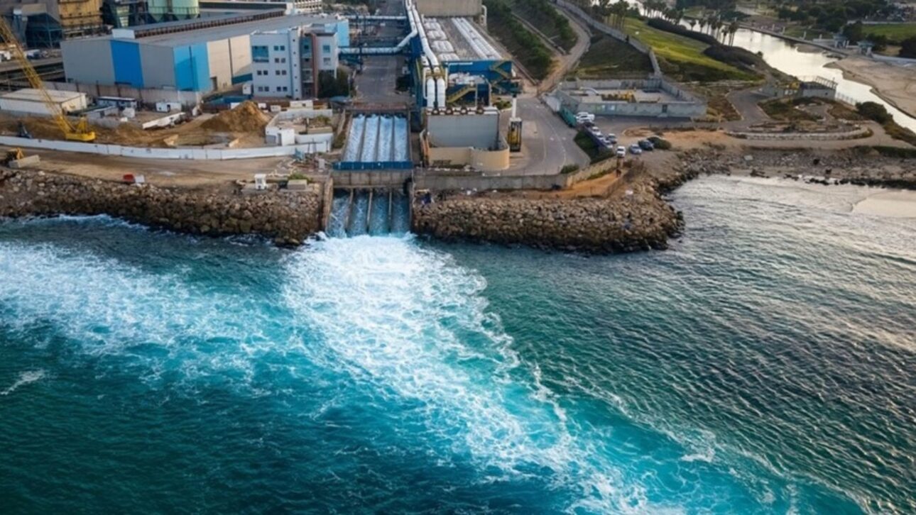 Marrocos constrói megadessalinizadora em Casablanca com tubulações submarinas para captar água do Atlântico e abastecer 7,5 milhões.