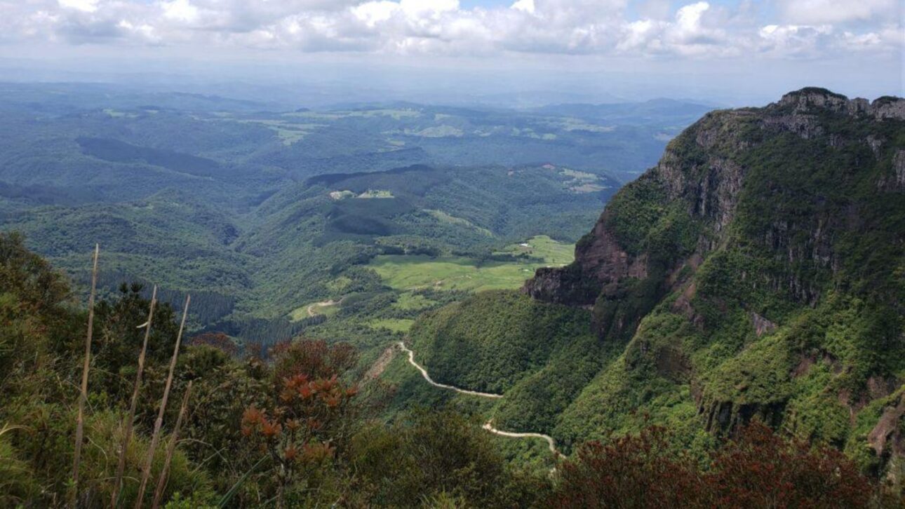 Serra do Corvo Branco revela corte de 90 metros em rochas de 160 milhões de anos e paisagens impressionantes em SC.