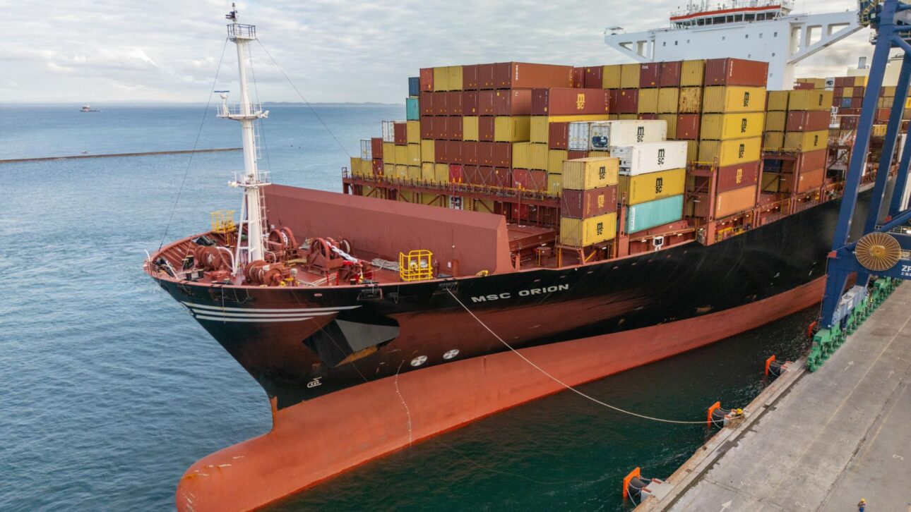 Navio traz equipamentos da China para iniciar obra da ponte Salvador-Itaparica, estrutura de 12,4 km que promete transformar a mobilidade na Bahia.
