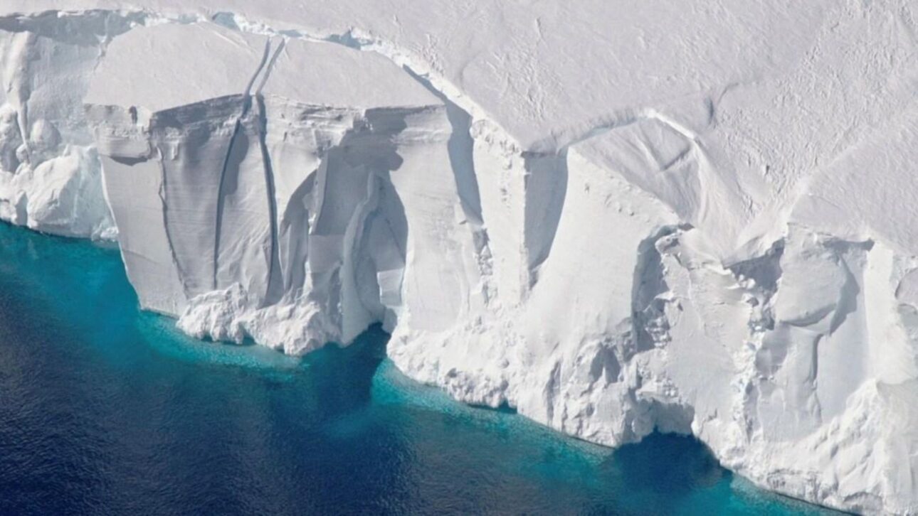 Estudo revela avanço de calor no oceano da Antártida, com risco às plataformas de gelo e impactos na circulação climática global.