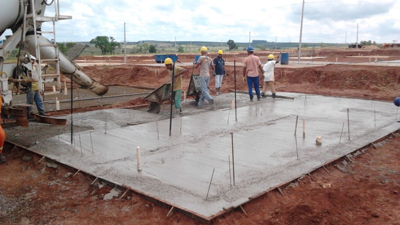Radier residencial em concreto armado mostra placa contínua sobre o solo e ajuda a explicar custo, projeto e execução.
