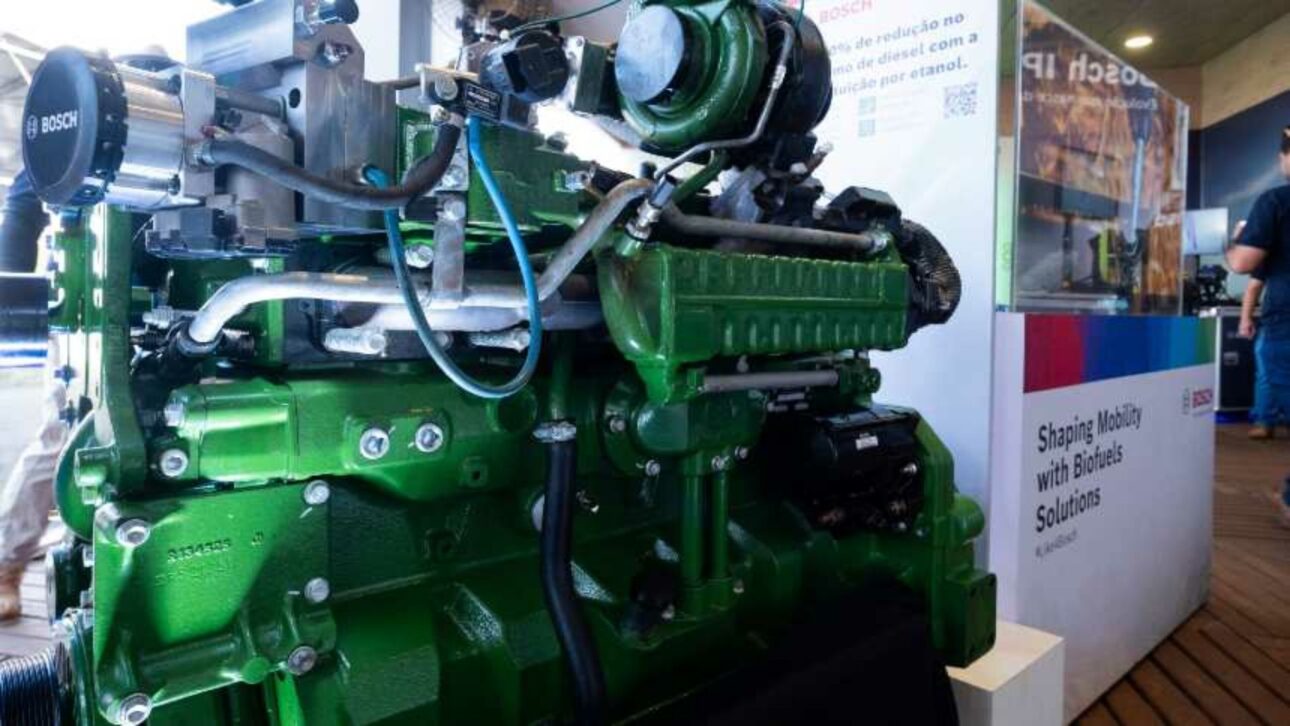 Bosch testa retrofit diesel-etanol em colhedoras de cana e mira reduzir até 60% do uso de diesel sem perda de potência.
