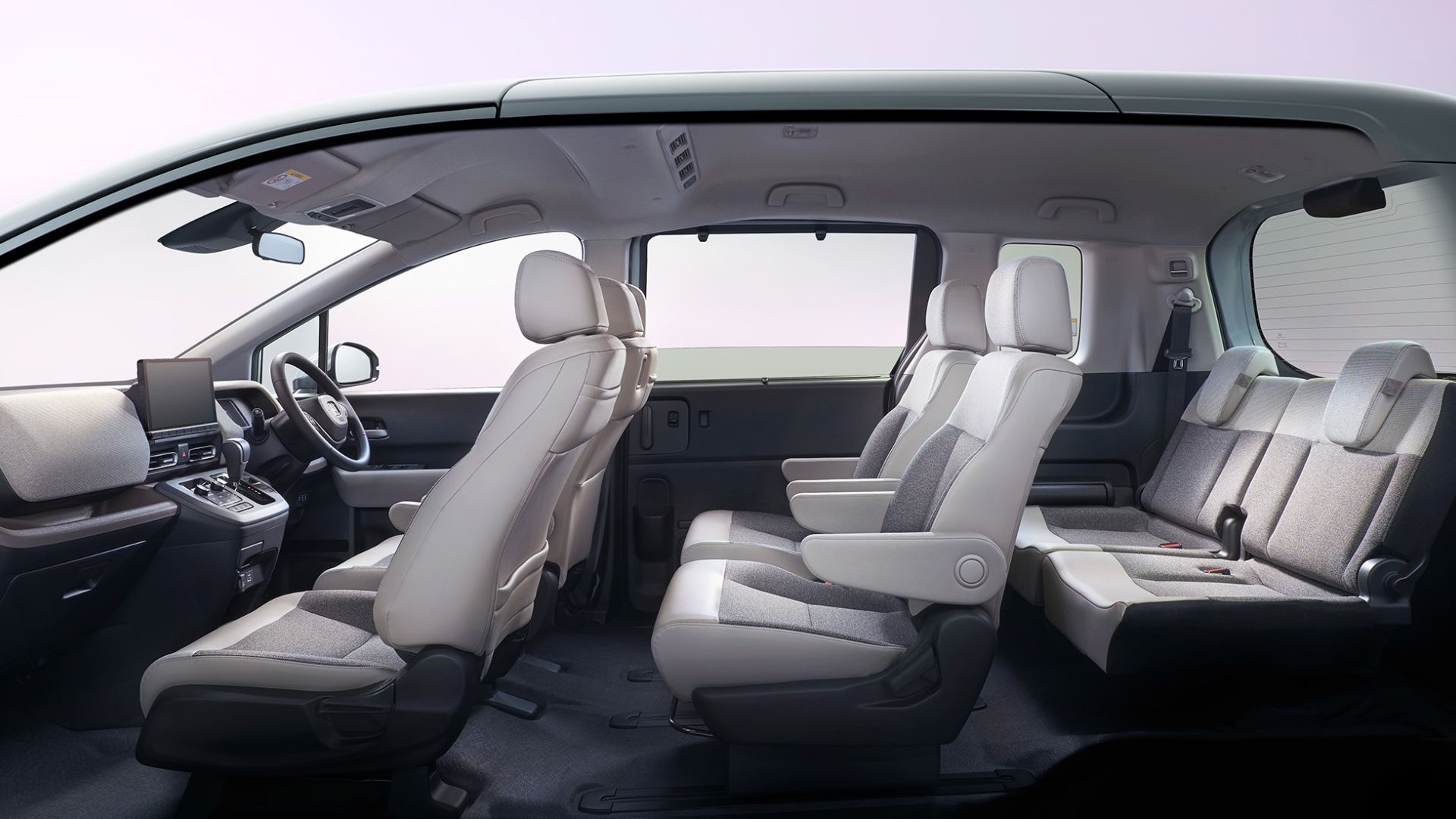 Honda Freed tem sete lugares, motor 1.5, versão híbrida, portas deslizantes e preço convertido abaixo de SUVs no Brasil.