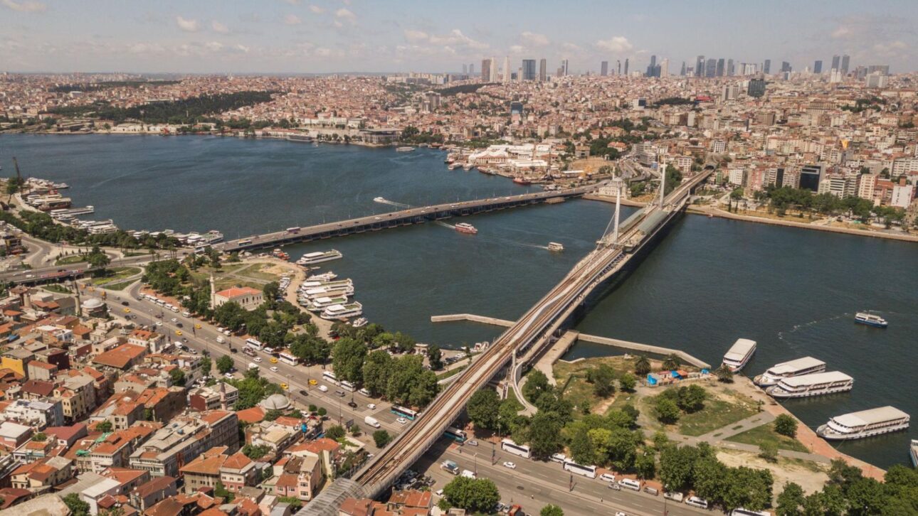 Radar de satélite revela áreas de Istambul com afundamento gradual do solo causado por urbanização e fragilidade geológica.