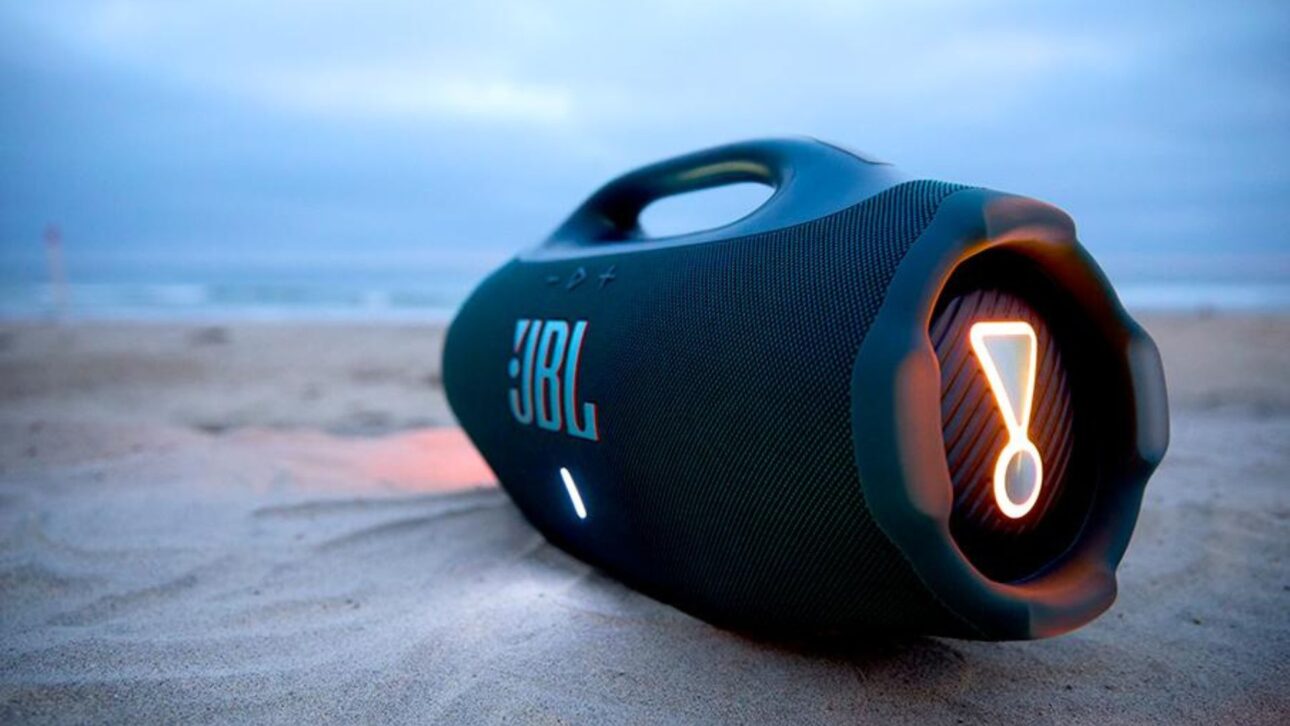 Magalu reduz preço da JBL Boombox 4 para R$ 2.074, com 210W de potência, bateria de até 34h e resistência IP68 para uso externo.