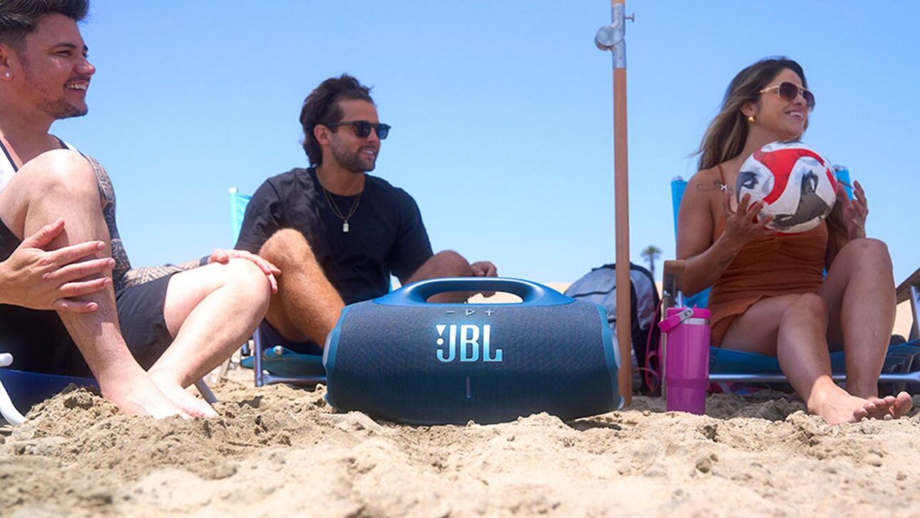 Magalu reduz preço da JBL Boombox 4 para R$ 2.074, com 210W de potência, bateria de até 34h e resistência IP68 para uso externo.
