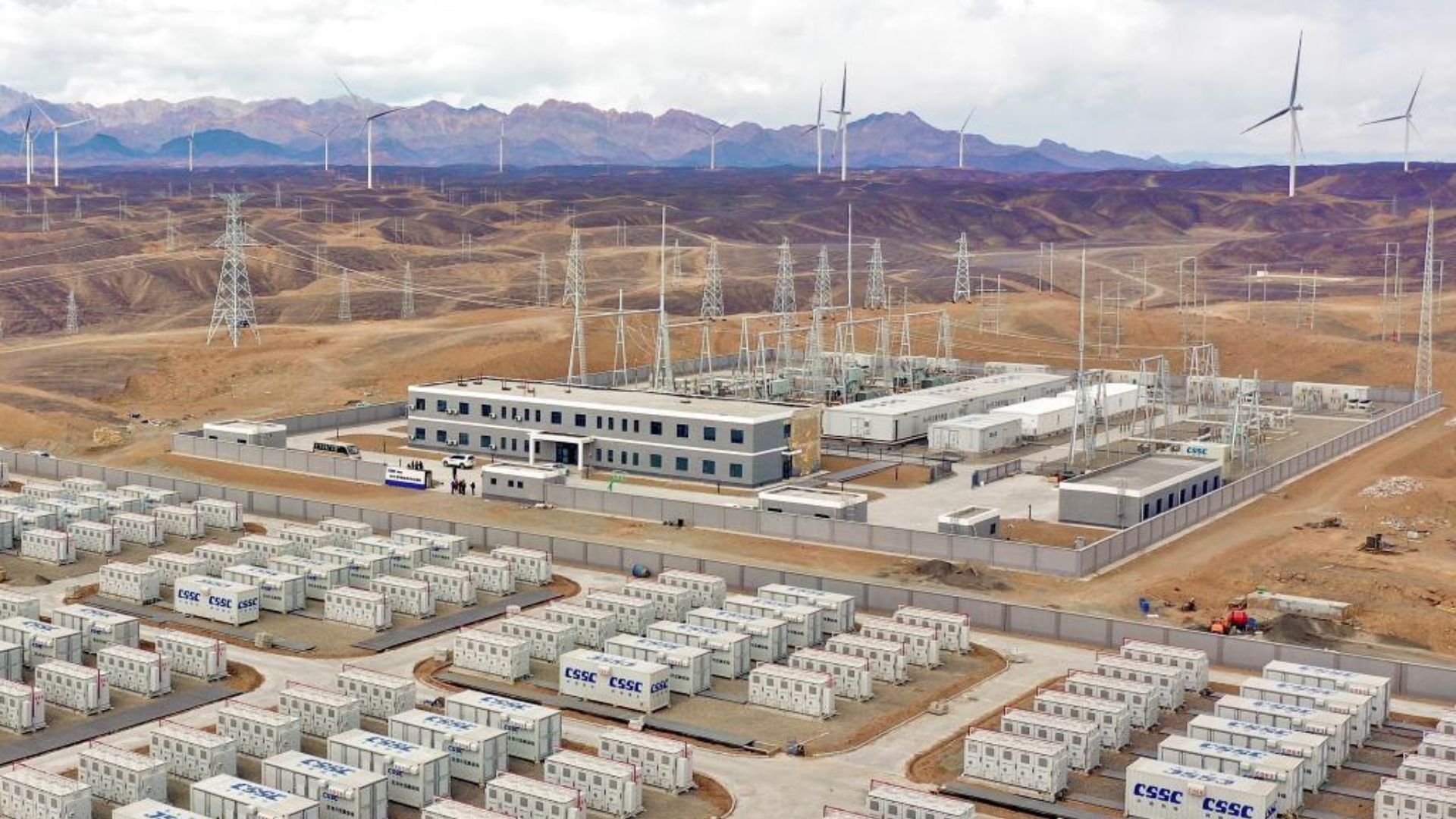 China ativa parque eólico de 300 MW a 3.700 m com baterias de 60 MWh, ampliando estabilidade e eficiência da energia renovável em Xinjiang.