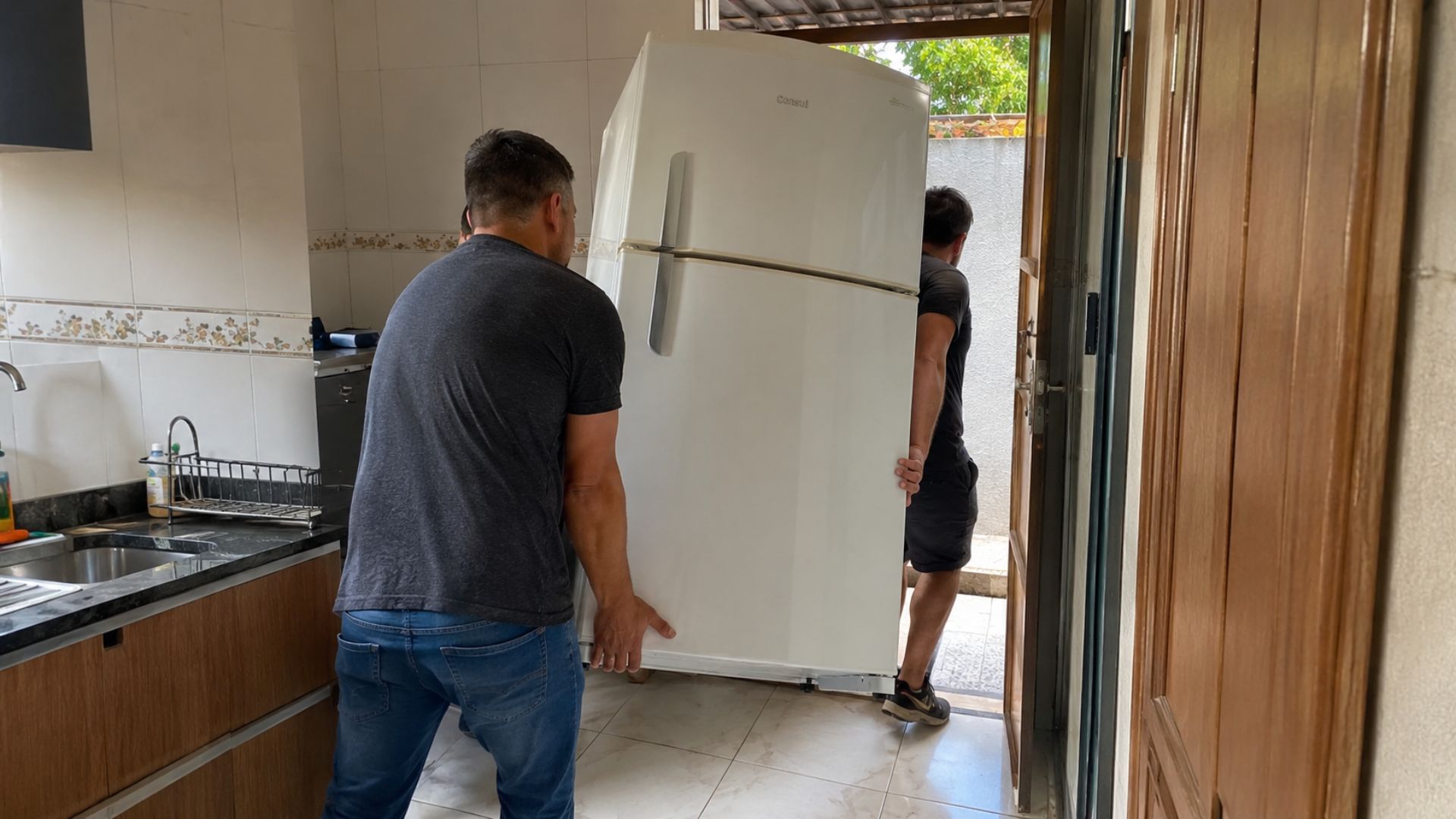 Consul e Brastemp retiram geladeira velha em casa pelo Troca Certa e oferecem desconto na compra de modelo novo.