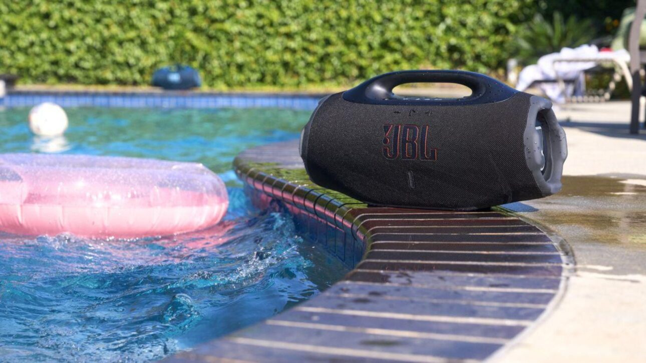 Magalu reduz preço da JBL Boombox 4 para R$ 2.074, com 210W de potência, bateria de até 34h e resistência IP68 para uso externo.