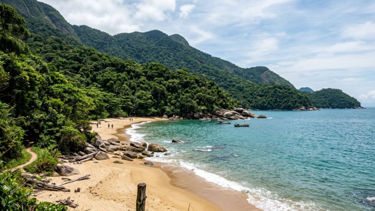 Ilhabela reúne praias selvagens, 21 naufrágios históricos, Mata Atlântica preservada e trilhas em meio ao litoral paulista.