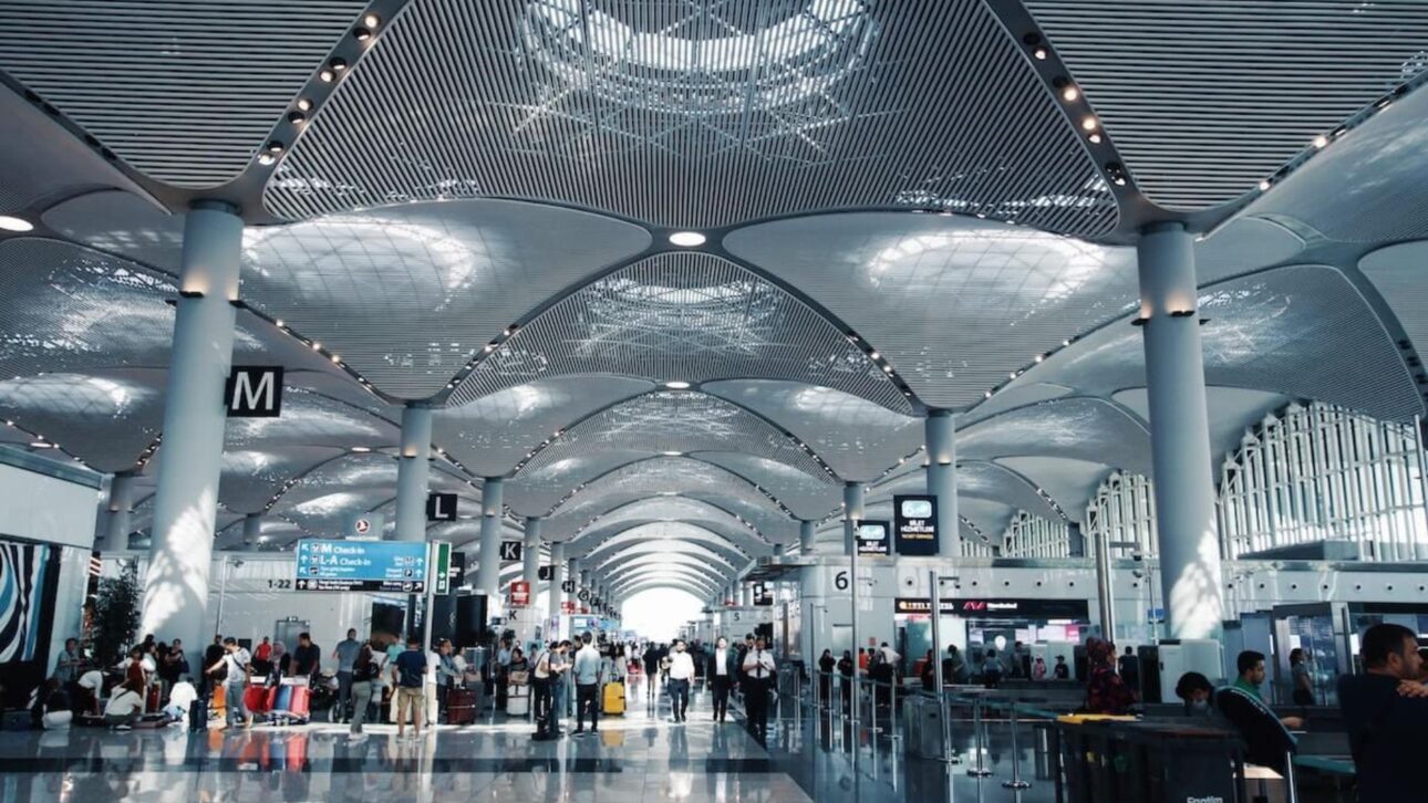 Aeroporto de Bali simboliza expansão da aviação na Indonésia e avanço da infraestrutura aérea no Sudeste Asiático. (