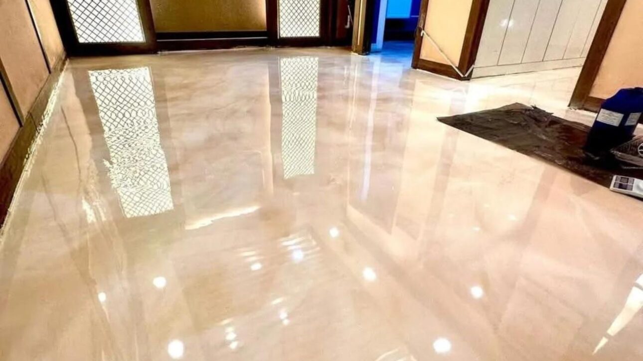 Conheça pisos modernos de baixa espessura que permitem reforma rápida, sem entulho, e transformam ambientes com mais praticidade e estilo.