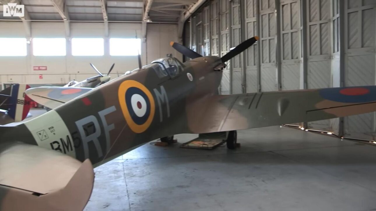 Conheça o Spitfire, caça britânico que marcou a Batalha da Inglaterra com velocidade, manobrabilidade e legado na aviação militar.