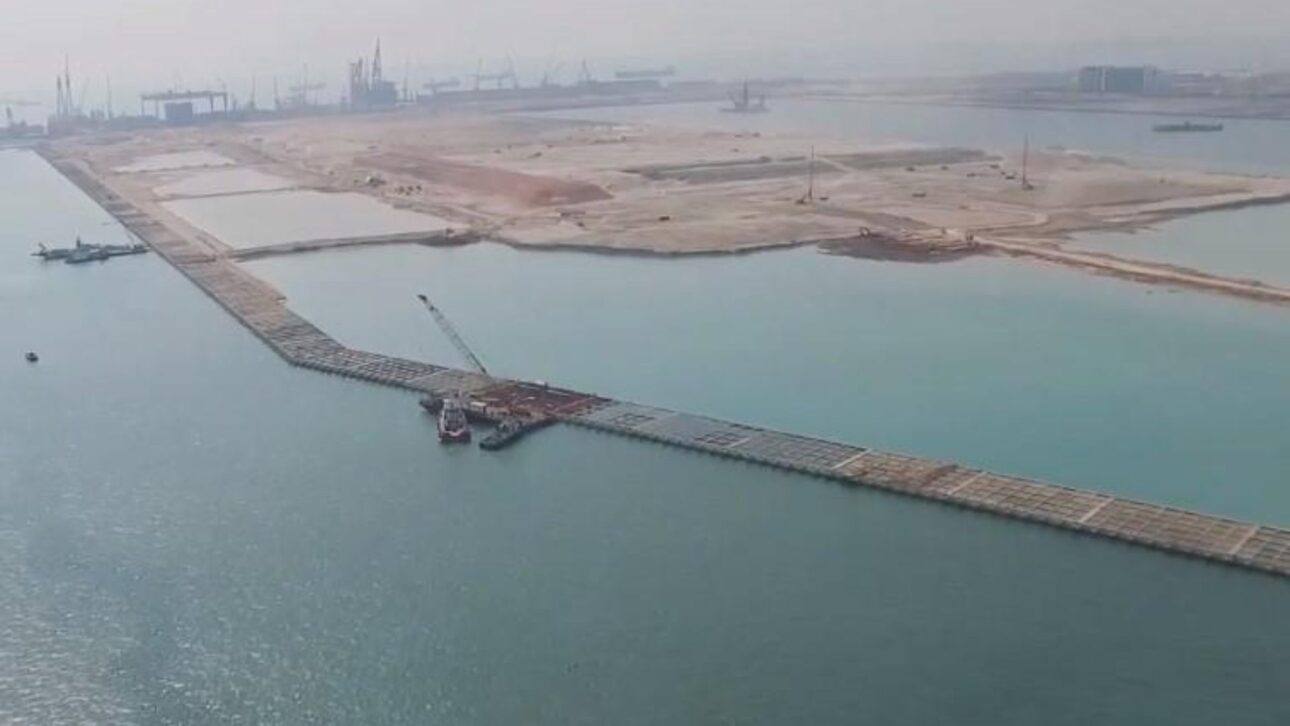 Singapura constrói o Tuas Port, megaporto automatizado com IA, 448 blocos de concreto e capacidade para 65 milhões de TEUs por ano.