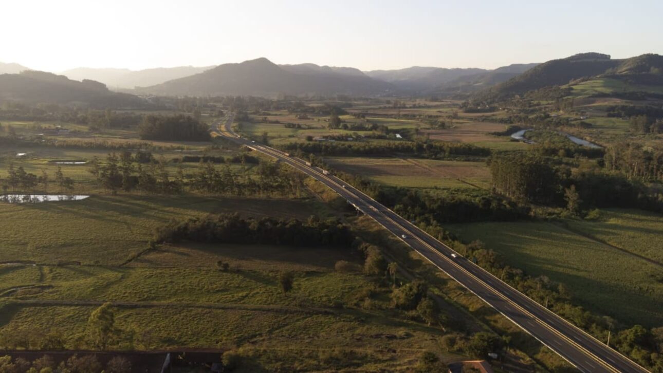 A Vogar Empreendimentos recebeu licença para construir o Vogar Park Terras Altas no km 331 da BR-386, em Marques de Souza (RS). São 103 lotes industriais, R$ 40 milhões de investimento e entrega da 1ª etapa prevista para outubro de 2028.