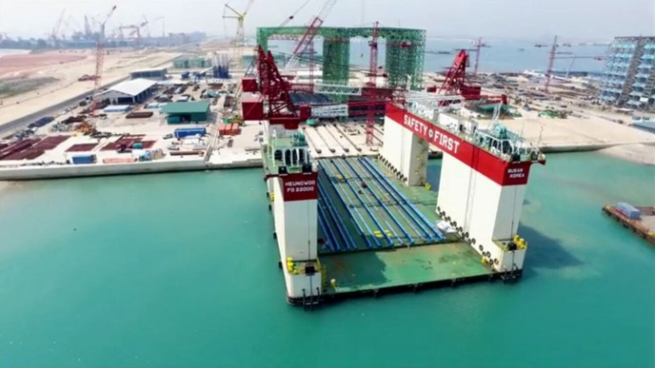 Singapura constrói o Tuas Port, megaporto automatizado com IA, 448 blocos de concreto e capacidade para 65 milhões de TEUs por ano.