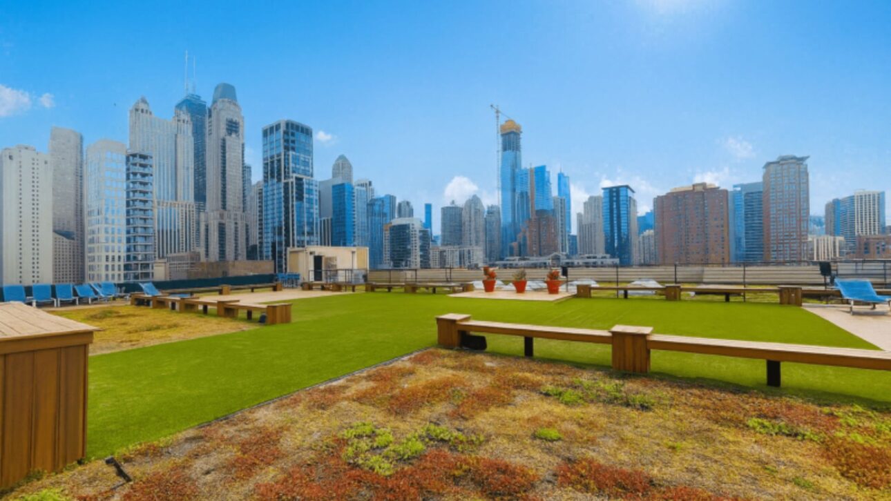 Grama sintética entra na mira de cidades após calor extremo, enchentes urbanas e avanço de microplásticos ambientais.