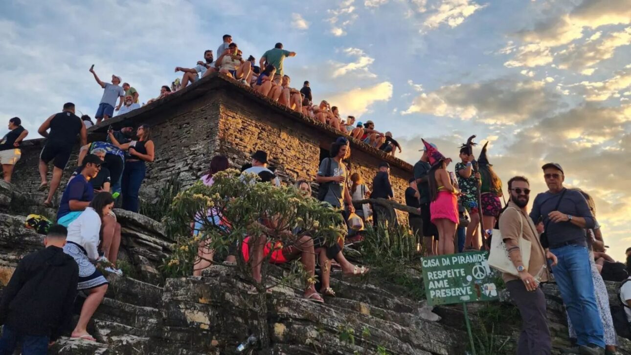 Cidade mineira construída sobre quartzito preserva igrejas centenárias, turismo místico e ruas de pedra no sul de Minas.