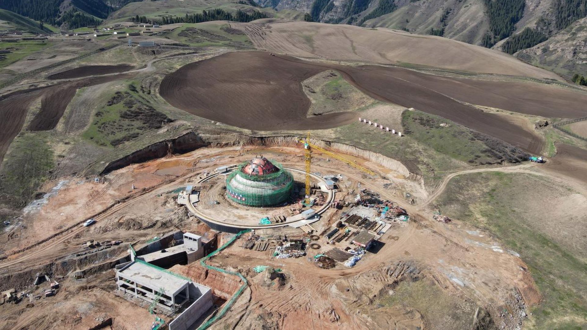 China constrói radiotelescópio de 110 metros em Xinjiang para captar sinais fracos do espaço profundo com antena orientável.
