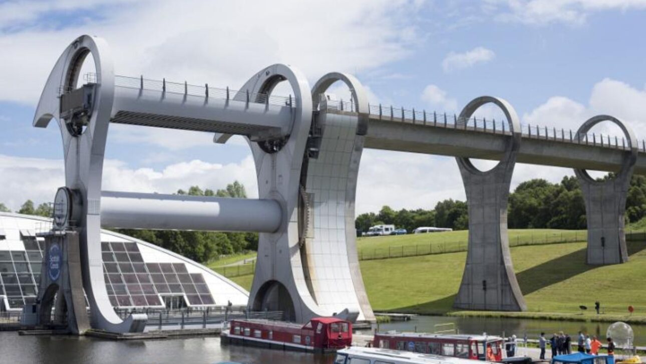 Falkirk Wheel usa energia equivalente a oito chaleiras para elevar barcos entre canais na Escócia em poucos minutos.
