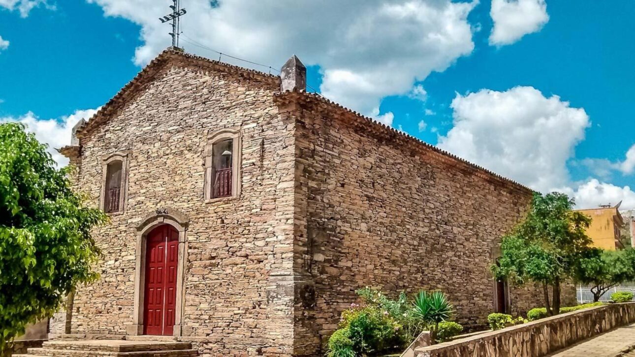 Cidade mineira construída sobre quartzito preserva igrejas centenárias, turismo místico e ruas de pedra no sul de Minas.