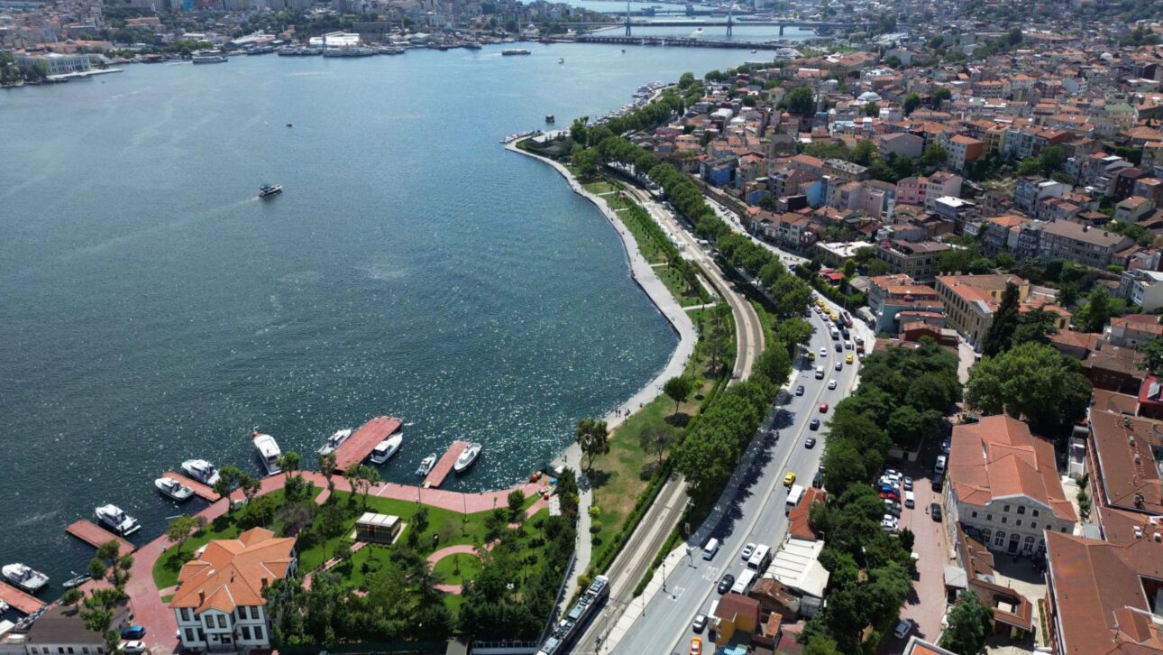 Radar de satélite revela áreas de Istambul com afundamento gradual do solo causado por urbanização e fragilidade geológica.