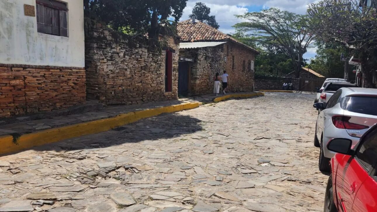 Cidade mineira construída sobre quartzito preserva igrejas centenárias, turismo místico e ruas de pedra no sul de Minas.