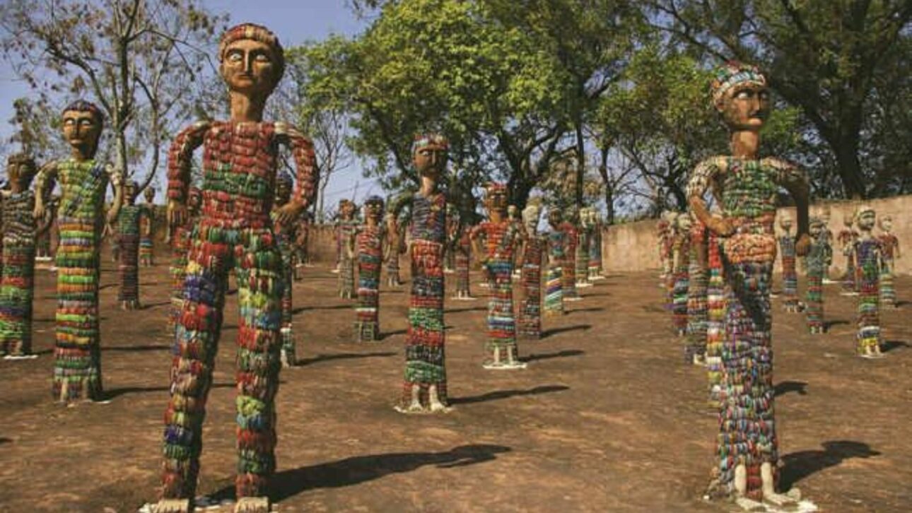 Rock Garden transforma lixo reciclado em esculturas, cachoeiras e labirintos artísticos em Chandigarh, no norte da Índia.