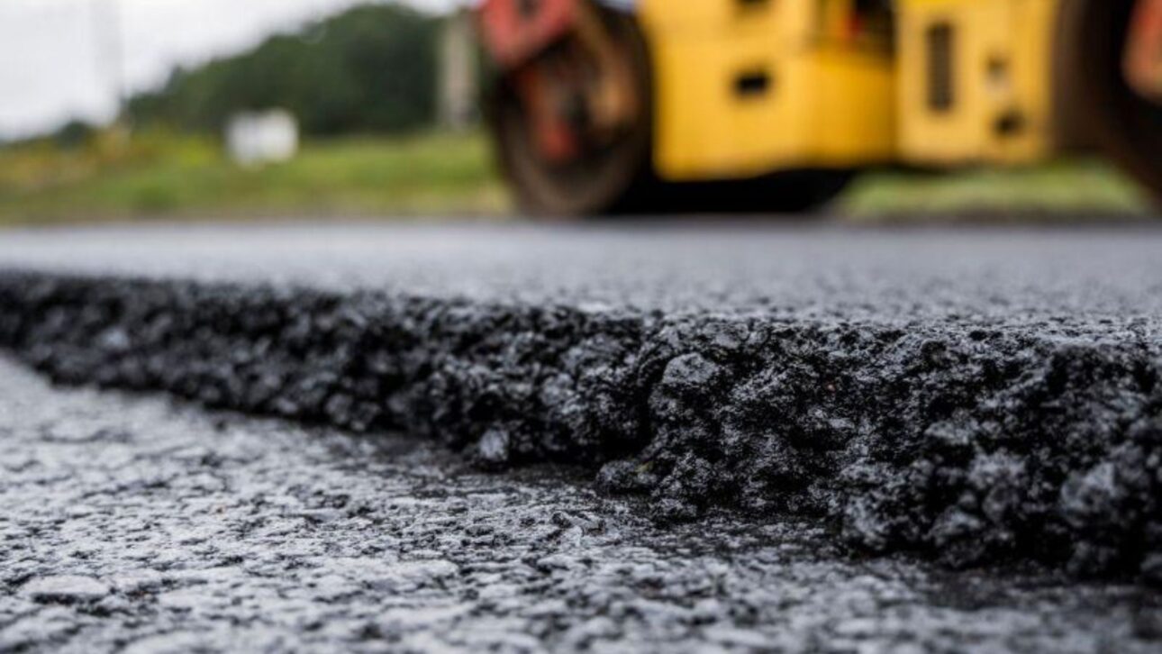 Barcelona vai testar ruas com biochar feito de caroços de azeitona e madeira, reduzindo emissões de CO2 em até 76%.