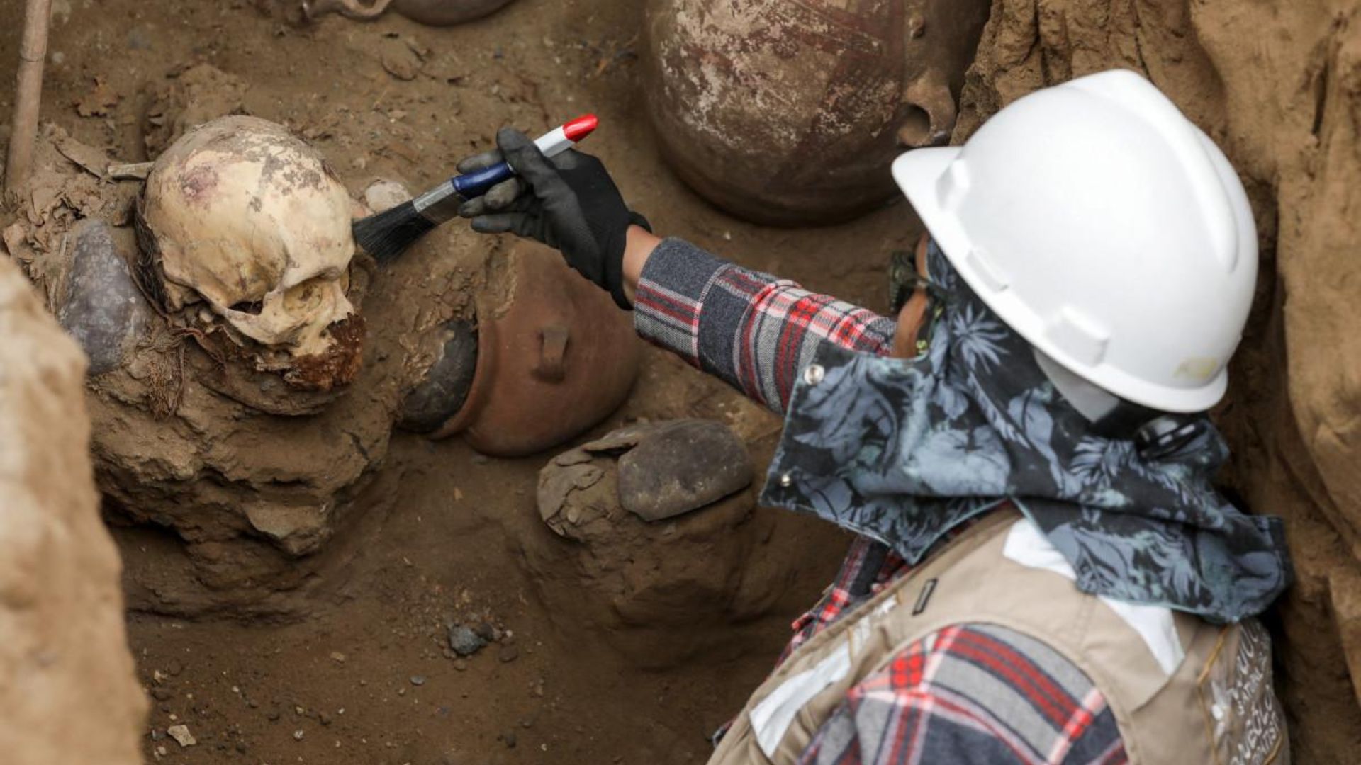 Obra de gás em Lima revela tumbas pré-incas com restos humanos e objetos de mil anos sob rua urbana, destacando riqueza arqueológica da cidade.