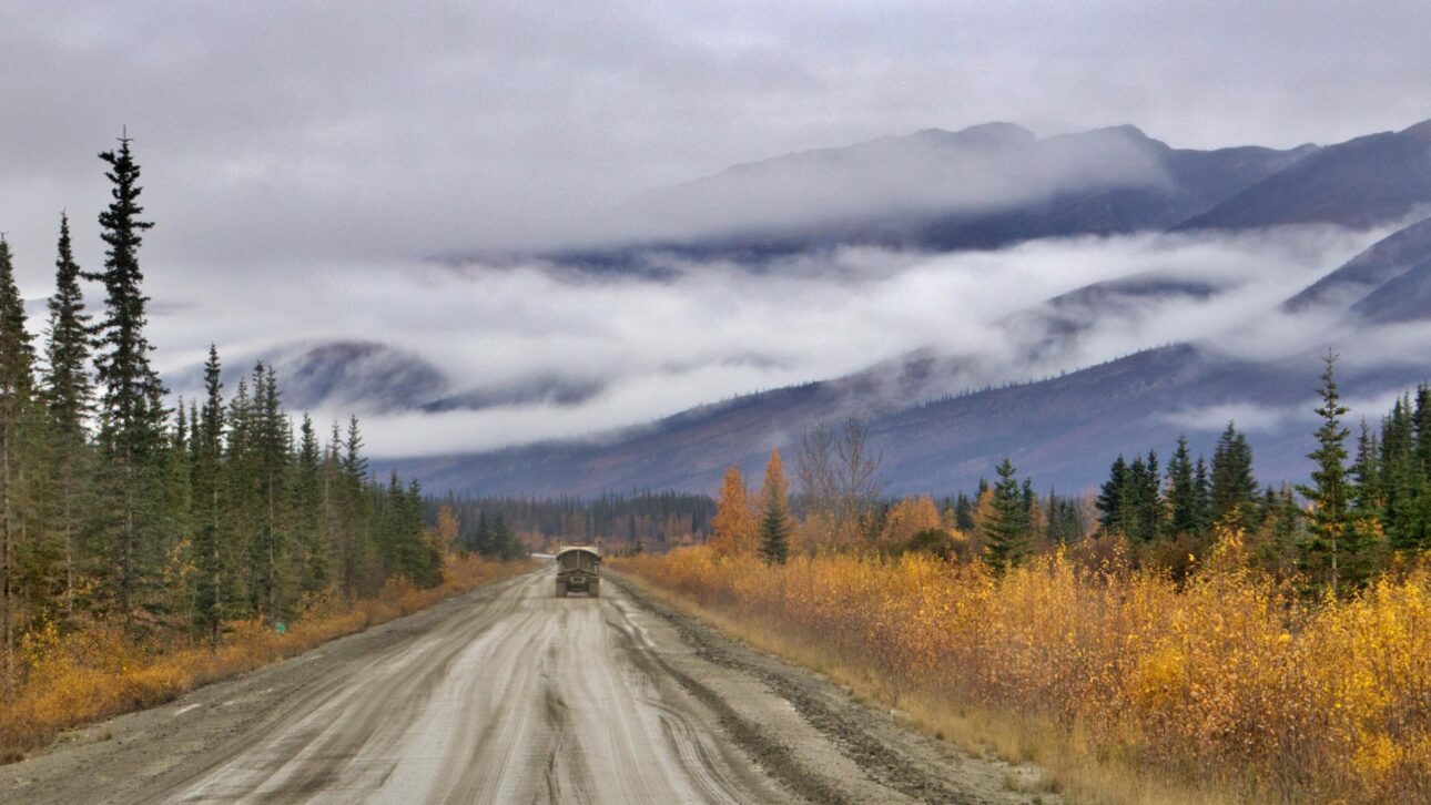 Estrada no Alasca desafia caminhoneiros com frio de -60°C, isolamento extremo e apenas três pontos de combustível.