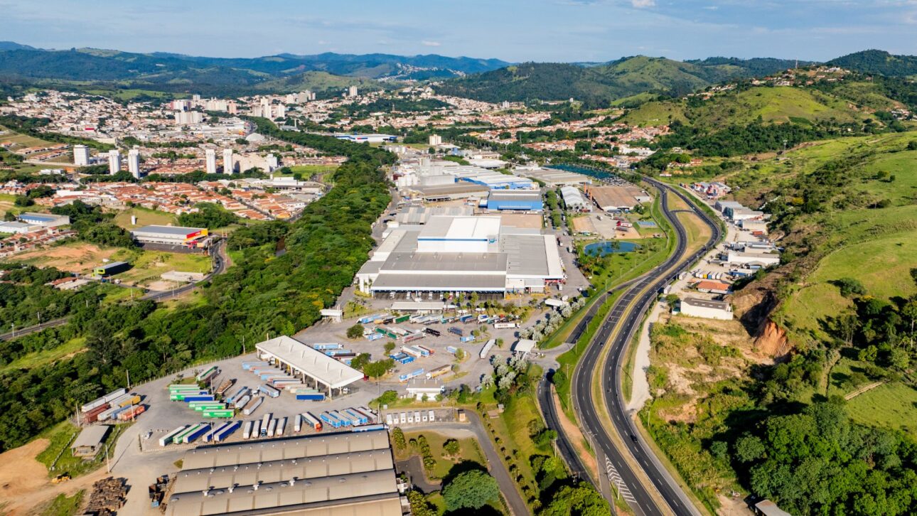 Ypê anuncia investimento de R$ 130 milhões após Anvisa apontar falhas sanitárias e risco microbiológico em fábrica de SP.