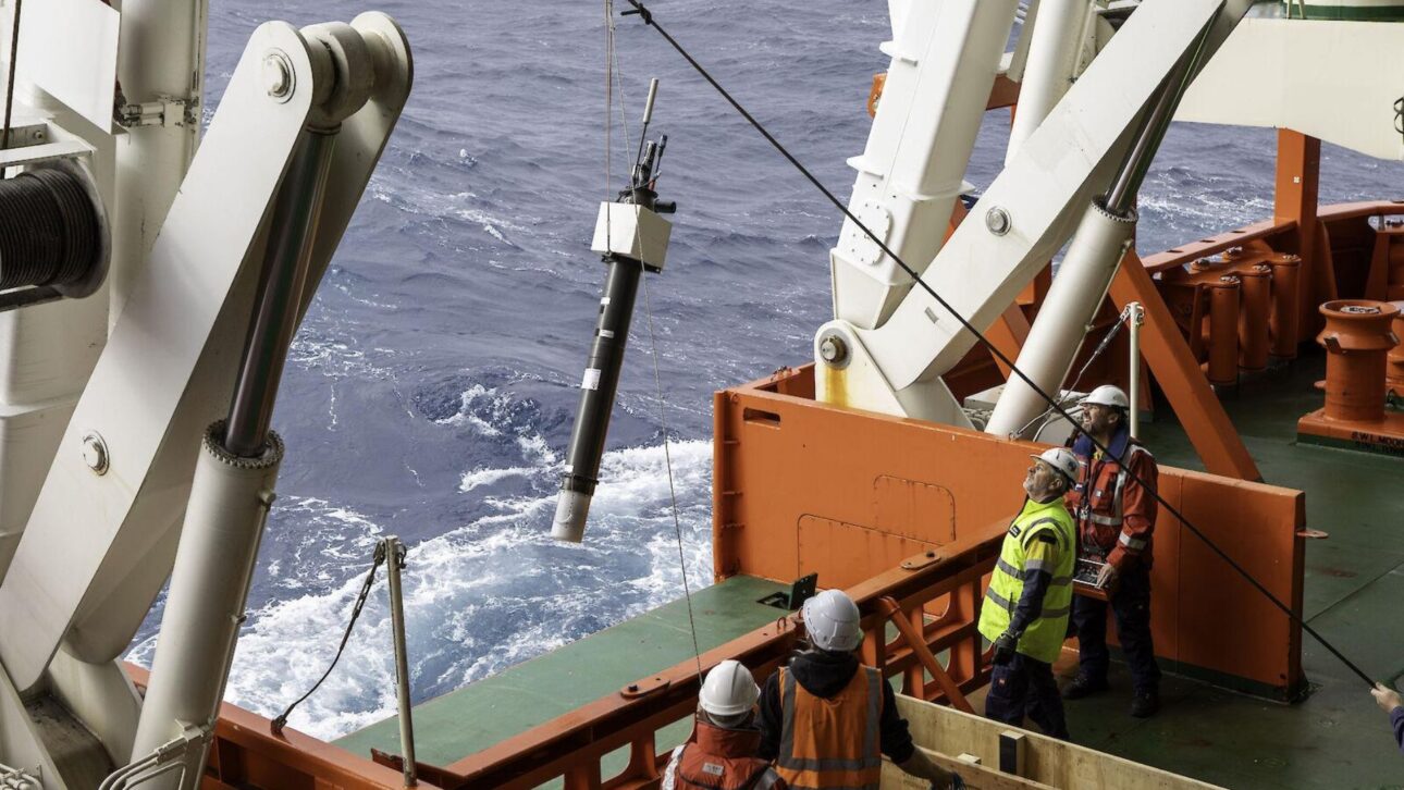 Estudo revela avanço de calor no oceano da Antártida, com risco às plataformas de gelo e impactos na circulação climática global.