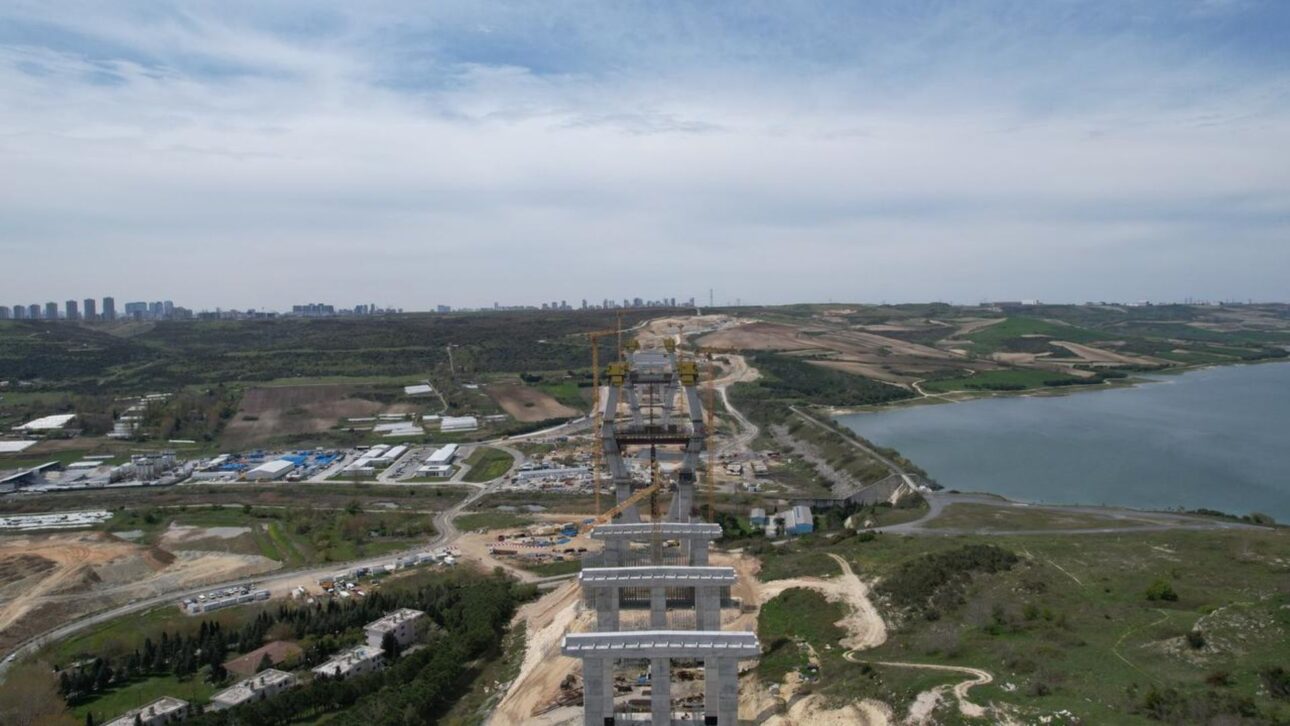 Canal de Istambul avança perto da represa Sazlıdere, em área estratégica para nova rota marítima da Turquia. (Imagem: IHA Photo)