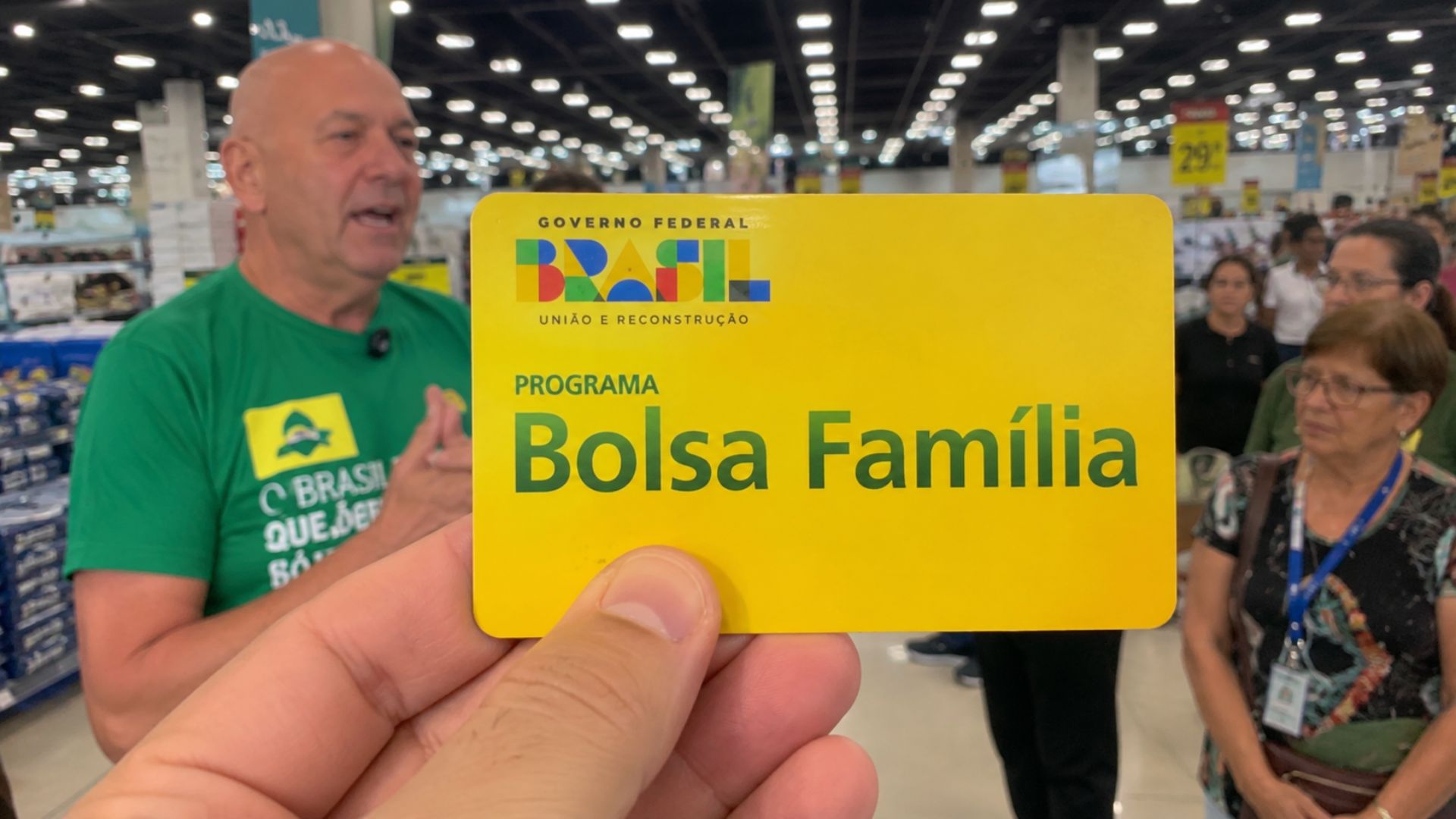 Luciano Hang critica Bolsa Família, cita salários de até R$ 5 mil na Havan e defende contratação de idosos contra falta de mão de obra.